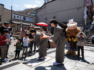 旅館の女将会「お香女（おかめ）会」によるお茶入れサービス