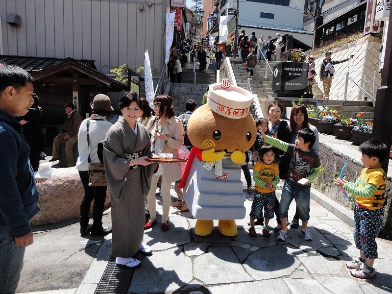 今年も『石段街お茶入れサービス』４月２７日（日）～１１月初旬の毎週日曜日