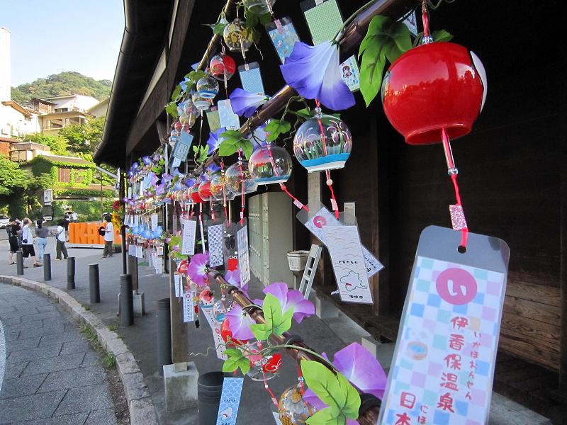 「上毛かるた風鈴」　涼しさ演出中！