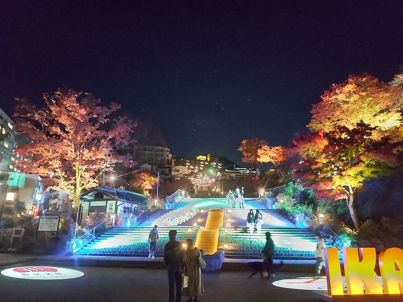 だんだん広場周辺もライトアップ中！　１１月１６日まで